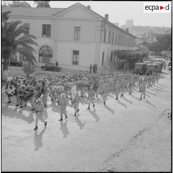 Cortège funèbre se rendant à l'église.