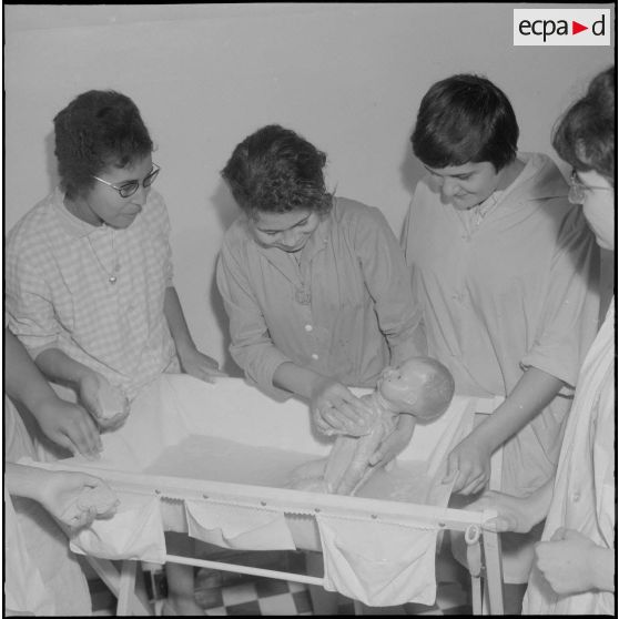 Cours de puériculture. La leçon du bain.