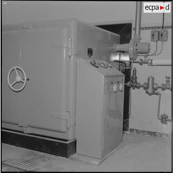 Medea. Le centre hospitalier. Autoclave pour désinfection de la literie.