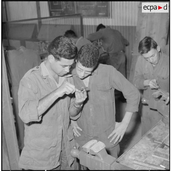 Algérie. Centre de formation de la jeunesse algérienne (CFJA) au CSM 3. L'atelier de mécanique.
