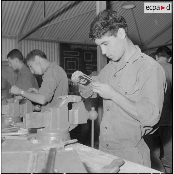 Algérie. Centre de formation de la jeunesse algérienne (CFJA) au CSM 3. L'atelier de mécanique.