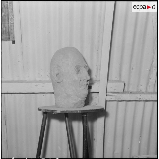 Algérie. Centre de formation de la jeunesse algérienne (CFJA) au CSM 3. Une tête sculptée.
