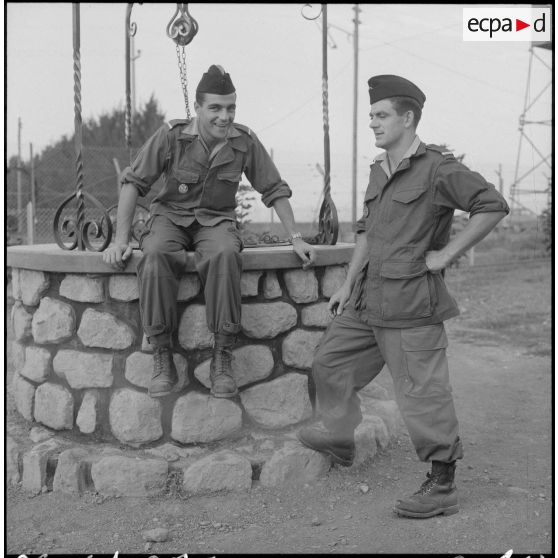 Algérie. Centre de formation de la jeunesse algérienne (CFJA) au CSM 3. Deux soldats.