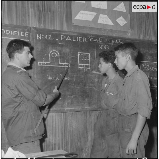 Algérie. Centre de formation de la jeunesse algérienne (CFJA) au CSM 3. Un formateur et deux élèves.