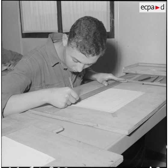 Algérie. Centre de formation de la jeunesse algérienne (CFJA) au CSM 3. Un élève travaillant dans la salle de classe.
