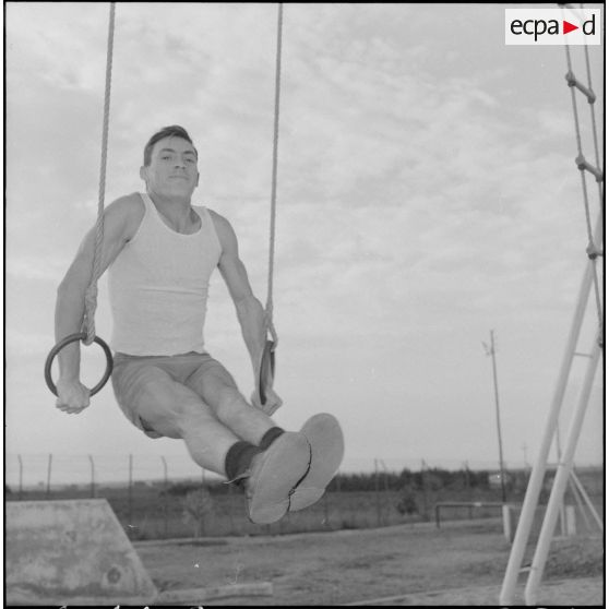 Algérie. Centre de formation de la jeunesse algérienne (CFJA) au CSM 3. Séance de sport.
