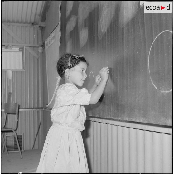 Algérie. Centre de formation de la jeunesse algérienne (CFJA) au CSM 3. Une élève au tableau.