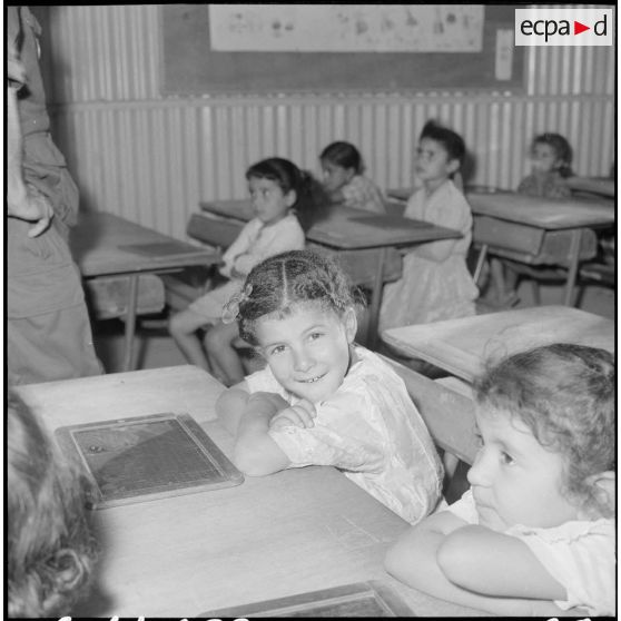 Algérie. Centre de formation de la jeunesse algérienne (CFJA) au CSM 3. Des élèves dans une classe.