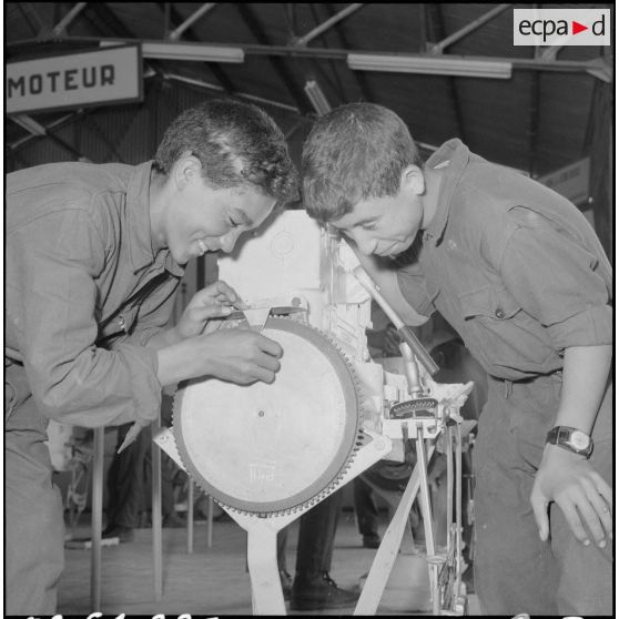 Algérie. Centre de formation de la jeunesse algérienne (CFJA) au CSM 3. L'atelier de mécanique.