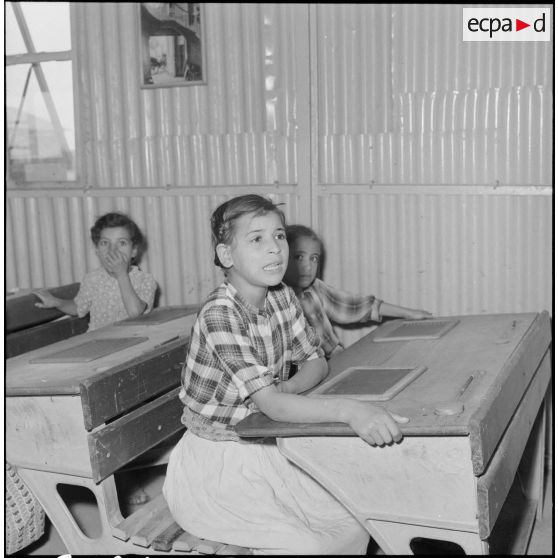 Algérie. Centre de formation de la jeunesse algérienne (CFJA) au CSM 3. Des élèves dans une classe.