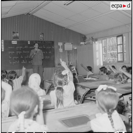 Algérie. Centre de formation de la jeunesse algérienne (CFJA) au CSM 3. Des élèves dans une classe avec leur professeur.