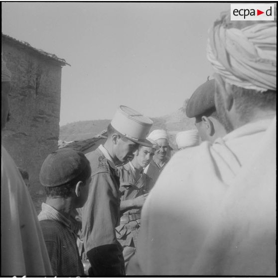 Section administrative spécialisée (SAS) d'Akourma. Le chef de la SAS discute avec les villageois.