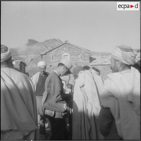 Section administrative spécialisée (SAS) d'Akourma. Le chef de la SAS discute avec les villageois.