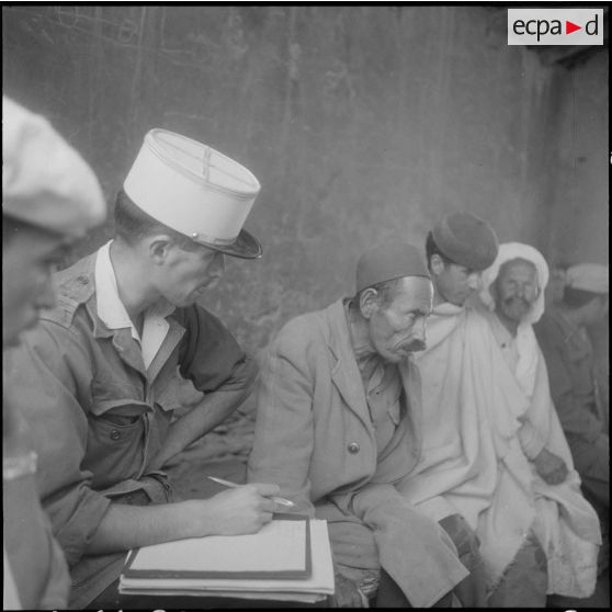 Section administrative spécialisée (SAS) d'Akourma. Le chef de la SAS note les besoins en matériaux que lui formule le chef de village.