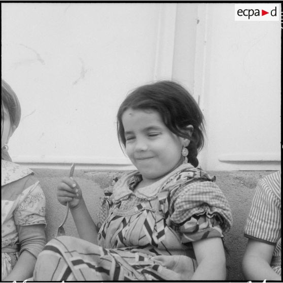 Section administrative spécialisée (SAS) d'Akourma. Des enfants de l'école en train de manger.