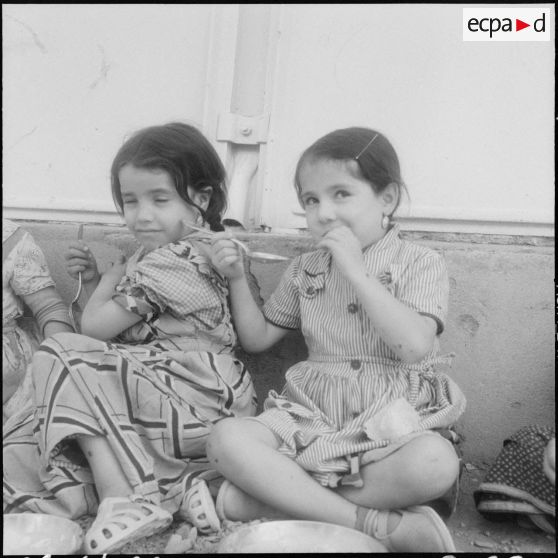 Section administrative spécialisée (SAS) d'Akourma. Des enfants de l'école en train de manger.