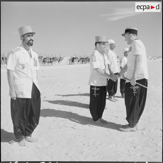 Bir el Adal. Cérémonie de l'échange des montures. Remise de décoration.