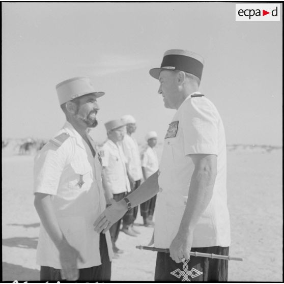 Bir el Adal. Cérémonie de l'échange des montures. Remise de décoration.