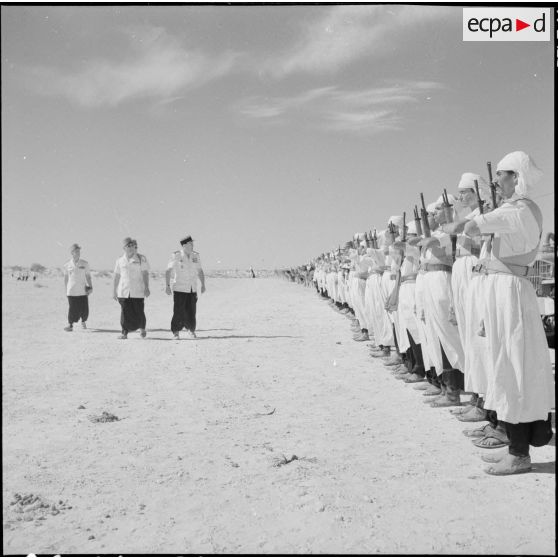 Bir el Adal. Cérémonie de l'échange des montures. Les autorités passent en revue les pelotons.