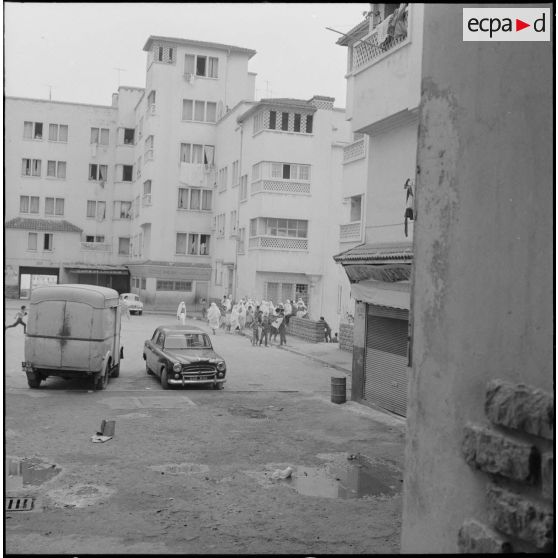 Alger. Climat de France. Un groupe de manifestants avec des drapeaux du Front de libération national (FLN).