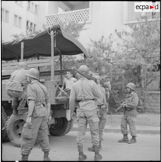 Alger. Climat de France. Un jeune manifestant arrêté.