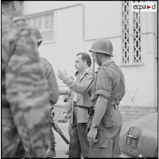 Alger. Climat de France. Arrestation d'un manifestant par des soldats.