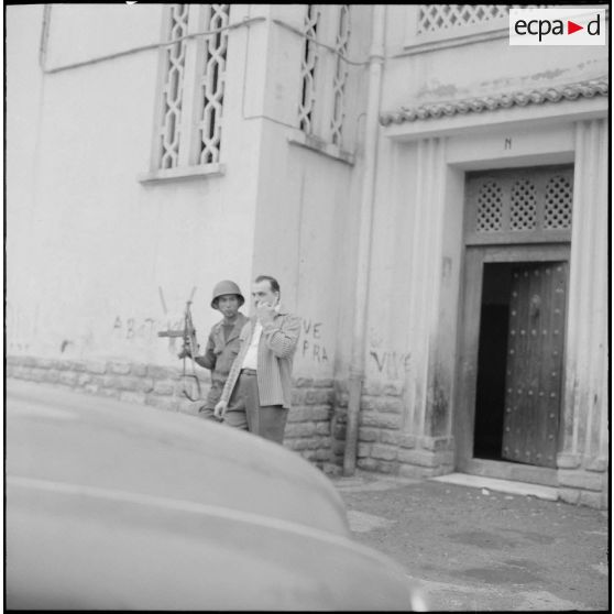 Alger. Climat de France. Arrestation d'un manifestant par un soldat.