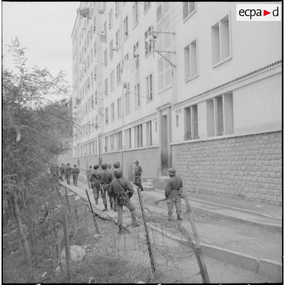 Alger. Climat de France. Des soldats en bas d'un immeuble.
