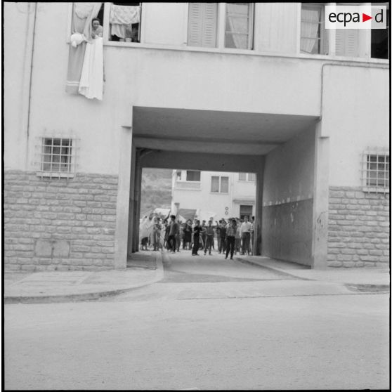 Alger. Climat de France. Un groupe de manifestants avec des drapeaux du Front de libération national (FLN).