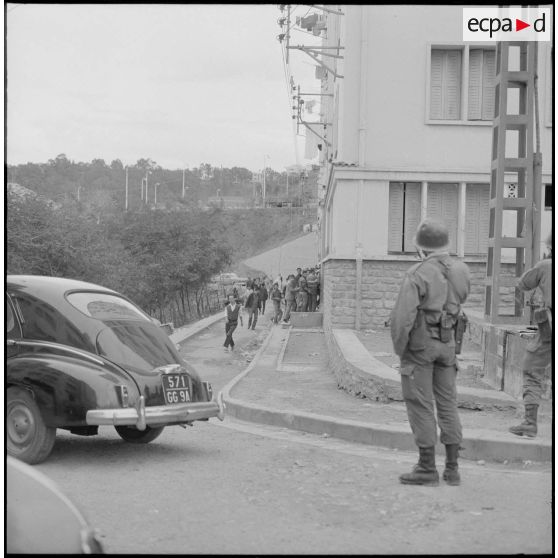 Alger. Climat de France. Des manifestants dans la rue en bas d'un immeuble.