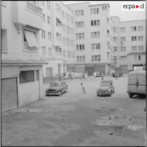 Alger. Climat de France. Un groupe de manifestants dans la rue en bas d'un immeuble.