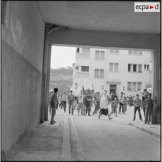 Alger. Climat de France. Un groupe de manifestants avec des drapeaux du Front de libération national (FLN).