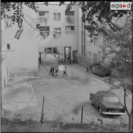 Alger. Climat de France. Un groupe de manifestants avec un drapeau du Front de libération national (FLN).