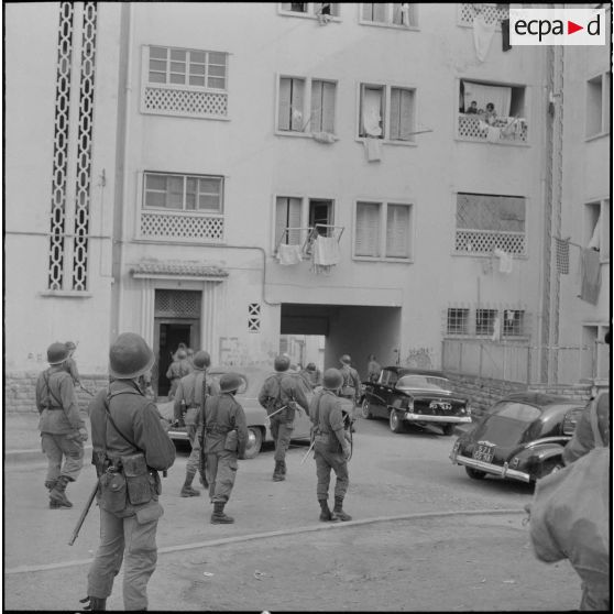 Alger. Climat de France. Des soldats en bas d'un immeuble.