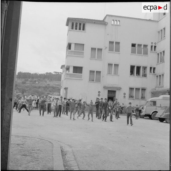 Alger. Climat de France. Un groupe de manifestants.