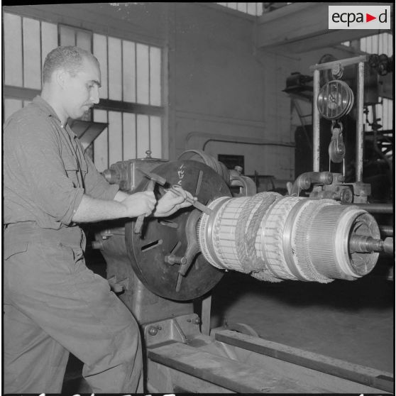 Alger. SNCFA. Bobinage d'un induit de moteur électrique au dépôt des chemins de fer algériens (CFA).