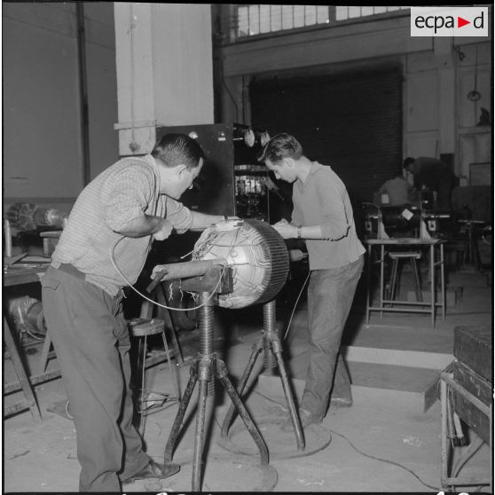 Alger. SNCFA. Bobinage d'un induit de moteur électrique au dépôt des chemins de fer algériens (CFA).