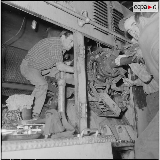 Alger. SNCFA. Retrait d'une génératrice auxiliaire d'une locomotive au dépôt des chemins de fer algériens (CFA).