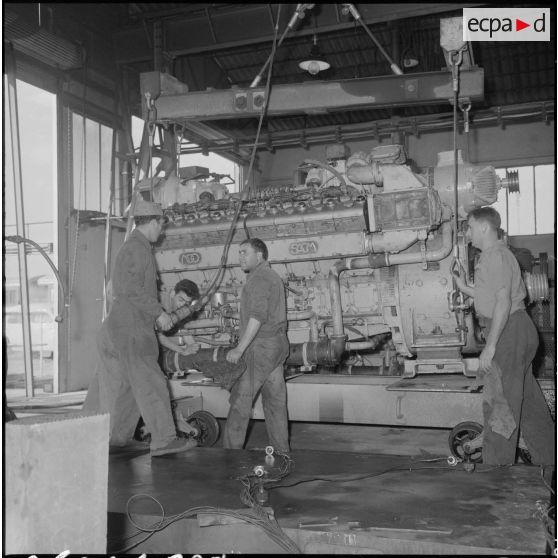 Alger. Atelier du matériel de la SNCFA. Mise en place au banc d'essai d'un groupe électrogène de traction.