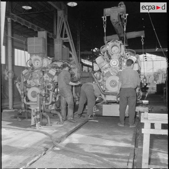 Alger. SNCFA. Mise en place au banc d'essai d'un groupe électrogène de traction.