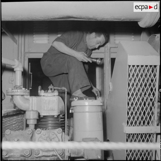 Alger. SNCFA. Vérification du moteur au dépôt des chemins de fer algériens (CFA).