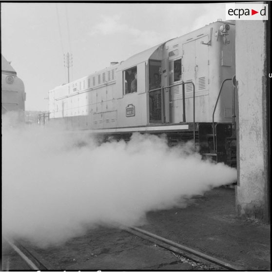 Alger. SNCFA. Vérification du fonctionnement du générateur de vapeur de chauffage au dépôt des chemins de fer algériens (CFA).