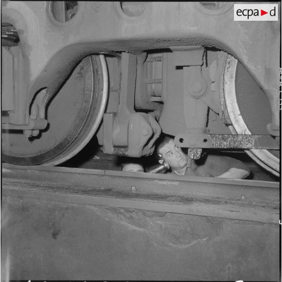 Alger. SNCFA. Vérification de roues d'un train au dépôt des chemins de fer algériens (CFA).