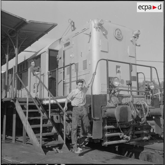 Alger. SNCFA. Arrivée d'une machine au dépôt des chemins de fer algériens (CFA) type Baldwin.