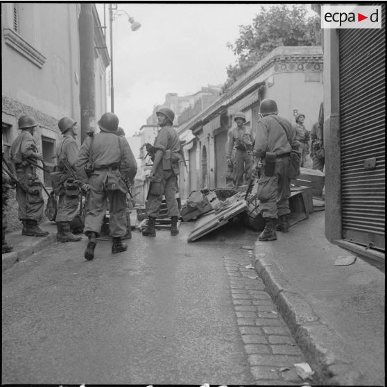Alger. Belcourt. Les soldats trouvent des objets jetés dans la rue pendant les manifestations.