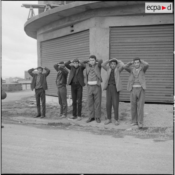Alger. Belcourt. Arrestation de manifestants.
