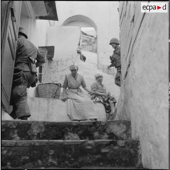 Patrouille de l’armée française dans le quartier de Belcourt lors d’une journée de mobilisation organisée par le Front de libération nationale.