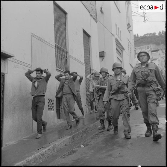 Alger. Belcourt. Arrestation de manifestants.