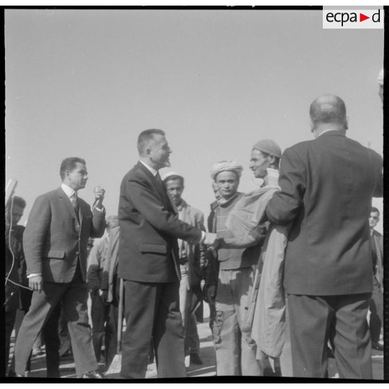 Maison Blanche. Robert Buron, sur les chantiers de la nouvelle piste félicite les artisans de cette réalisation.