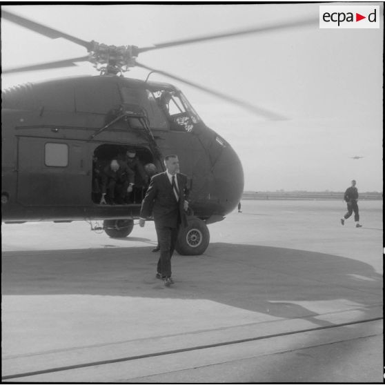 Maison Blanche. Arrivée de Robert Buron par hélicoptère Sikorsky du Rocher Noir.